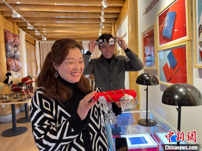 資料圖：鐘麗眉展示文創(chuàng)產(chǎn)品?！×执阂?攝