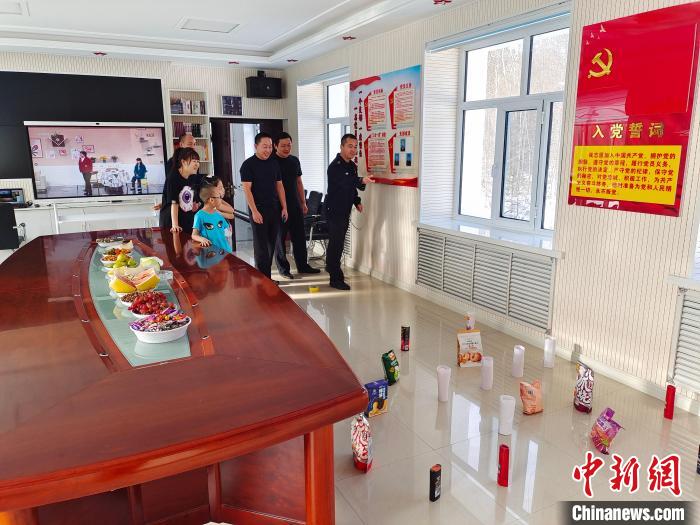 圖為恩和哈達(dá)邊境派出所民警和家屬玩套圈。　恩和哈達(dá)邊境派出所供圖