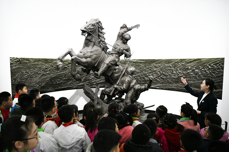 2019年4月4日，在東北烈士紀念館，學生們在聽講解員講解。